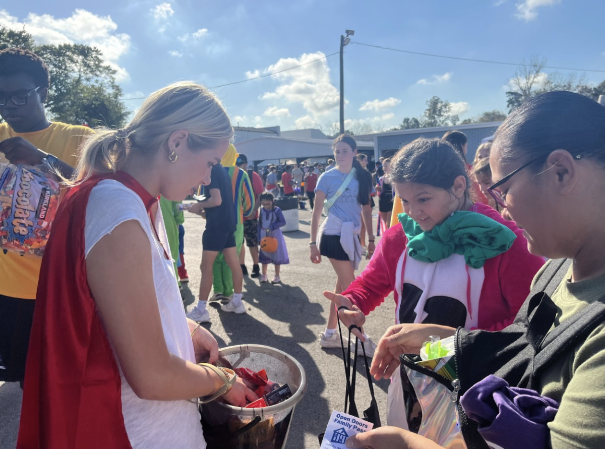 Senior Haylie George, dressed as Superman, distributes candy to children participating in the annual Trunk-or-Trunk event at Kids’ Meals Houston. “I love coming to the event every year,” George said. “It’s always so fun to see how happy the kids are, especially since many of them are trick or treating for the first time.” A club member since her sophomore year, this is George’s third time attending the event.